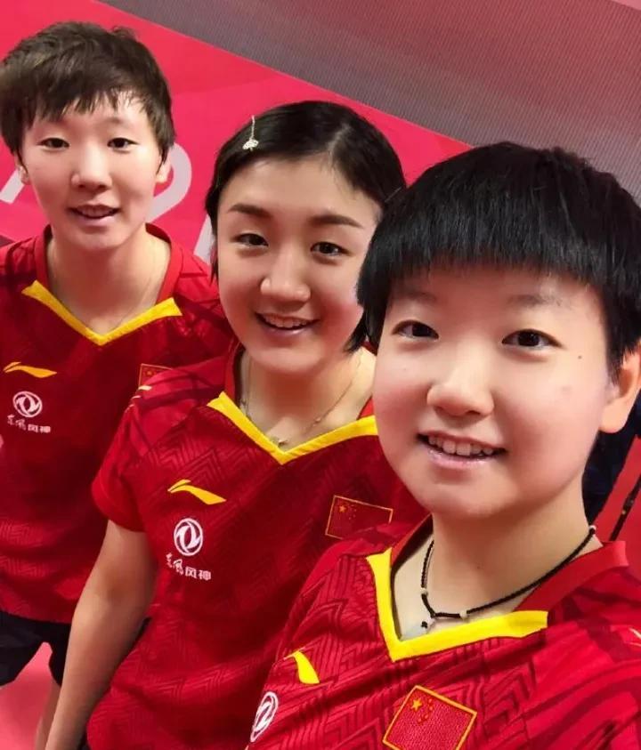 如果能把这三位都认得出来的，绝对是球迷中的佼佼者！
她们三个都是国乒女队里顶呱呱