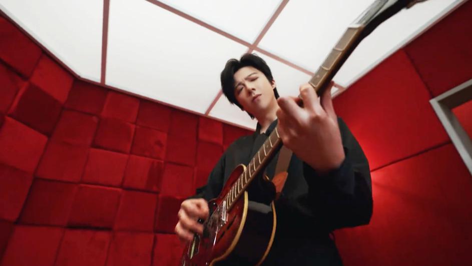 当“钢铁直男”京东，突然学会了唱跳Rap