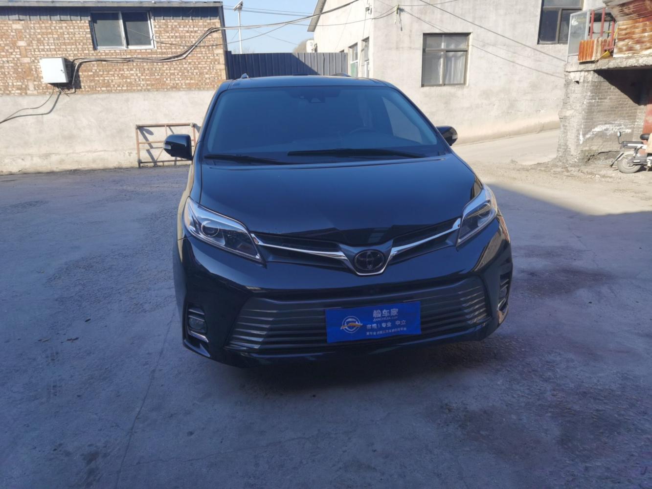 丰田赛那新车裸车才25万，花20万买2020年的老塞纳划算吗？网友：3.5L V