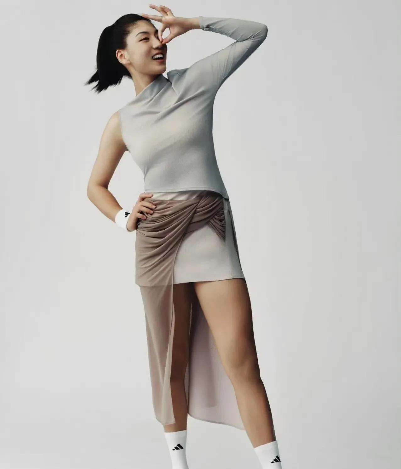 瑜美人这柔美圆润的大腿线条太吸眼球了。
王欣瑜身高182cm，体重130斤，能拥