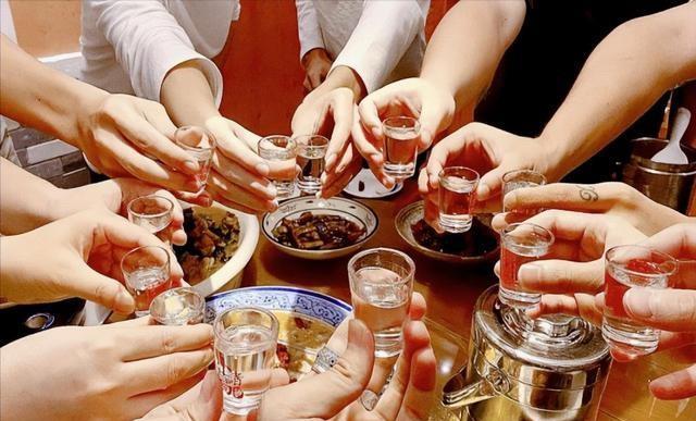 江苏盐城，男子在部门聚餐时，喝了点酒。酒后乘坐同事的车回宿舍时，想起来忘了打卡，