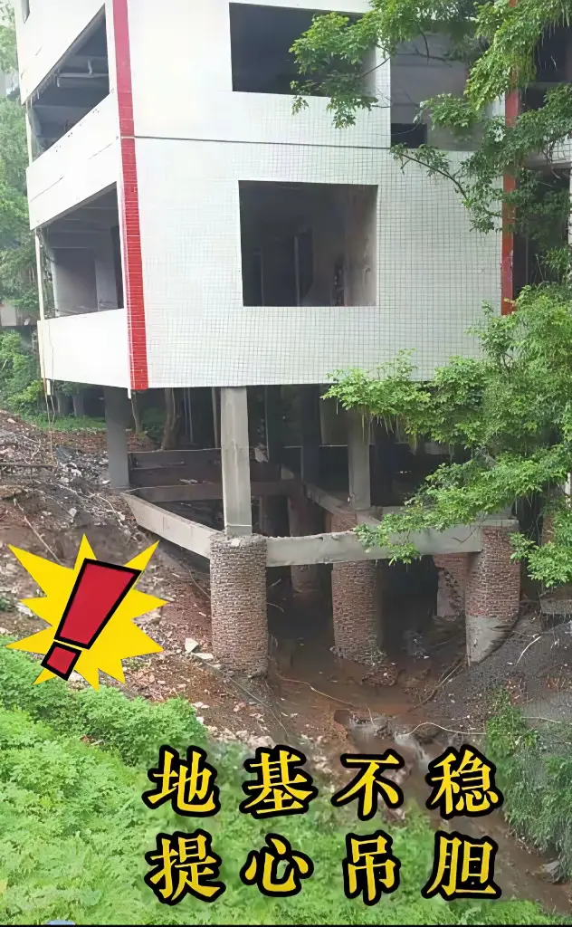 家人们，盖房一定要考虑好在打地基，后果真的很严重，就像我家这房子，哭都没眼泪。