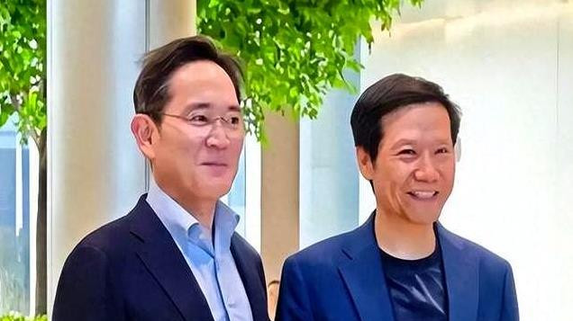 雷军敬酒求屏幕，今李在镕参观小米汽车，风水轮流转不简单