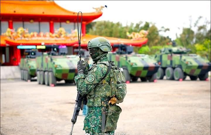 数百年来，劣习难改，惯用百姓当盾牌，自身全副武装藏匿民宅。
照片显示，近日湾军