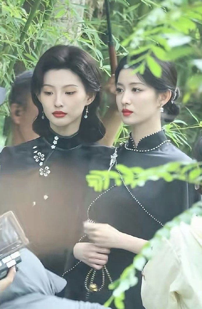 果然得亏女主够美 女配才不用让妆 ​​​