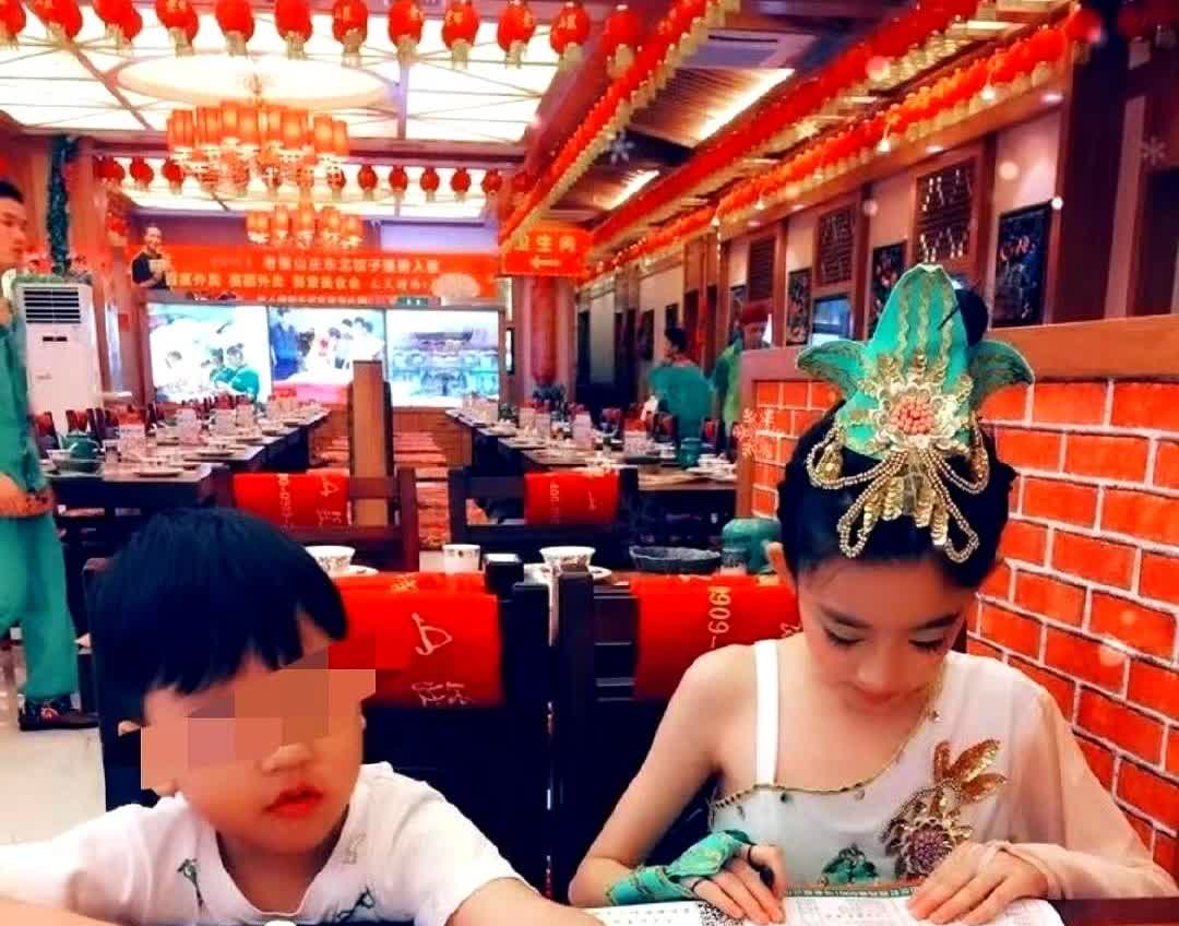 黄杨钿甜弟弟也被扒出来了。

根据网友所扒出来的料来看，她父亲姓杨，母亲姓司
