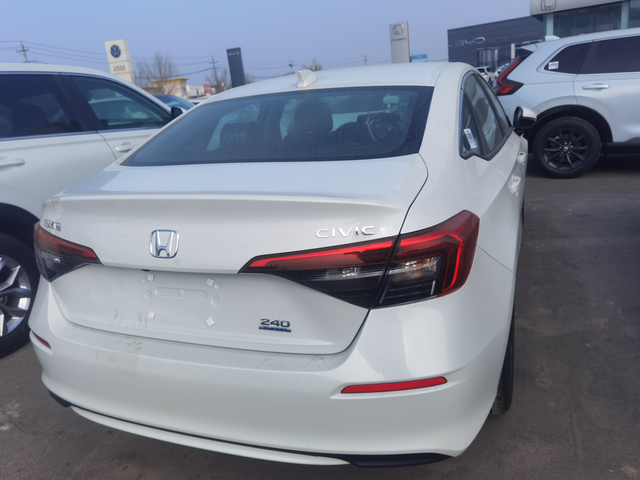 新入手一台思域大佬指教
兄弟们新入手一台思域，推荐个运动套件和倒车影像雷达行车记