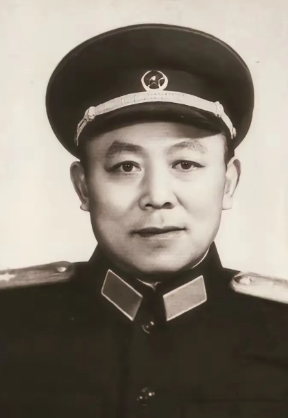 1949年，国民党中将李振率部起义，在谈判时见解放军干部很年轻，当即变脸道：“你