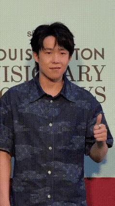 王楚钦这种小场面
hold住还是很轻松的
咱们大头那可是见过大场面
国际赛场叱咤