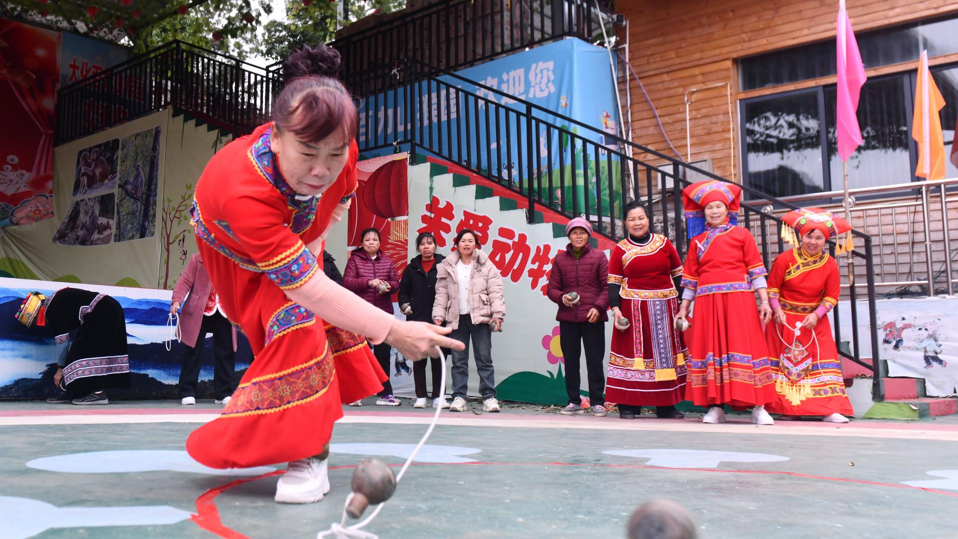 【全民健身】广西大化：赛陀螺  迎新春