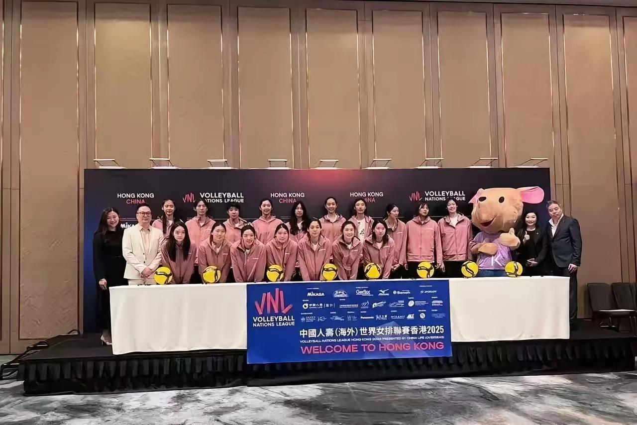 中国女排抵达香港准备参加本月18日开始的世界女排联赛香港站的比赛。从官方的欢迎照
