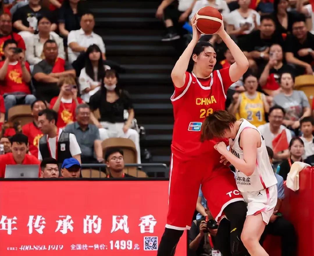 中国女篮热身赛101:92赢日本队啦！
18岁的张子宇在篮下简直开了挂，
日本球