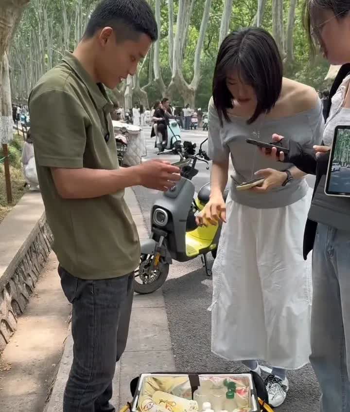 南京小伙没想到就是在景区倒卖了几杯蜜雪冰城的柠檬水，因为赚了254元巨款，居然被