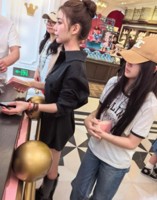 大S女儿小玥儿和Mandy现身 买甜品时打扮惊艳