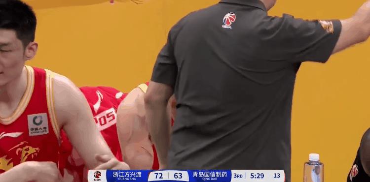 孙铭徽，这球裁判为什么吹停！青岛球员小段受伤怎么不吹停，通过慢镜头看，孙总主动发