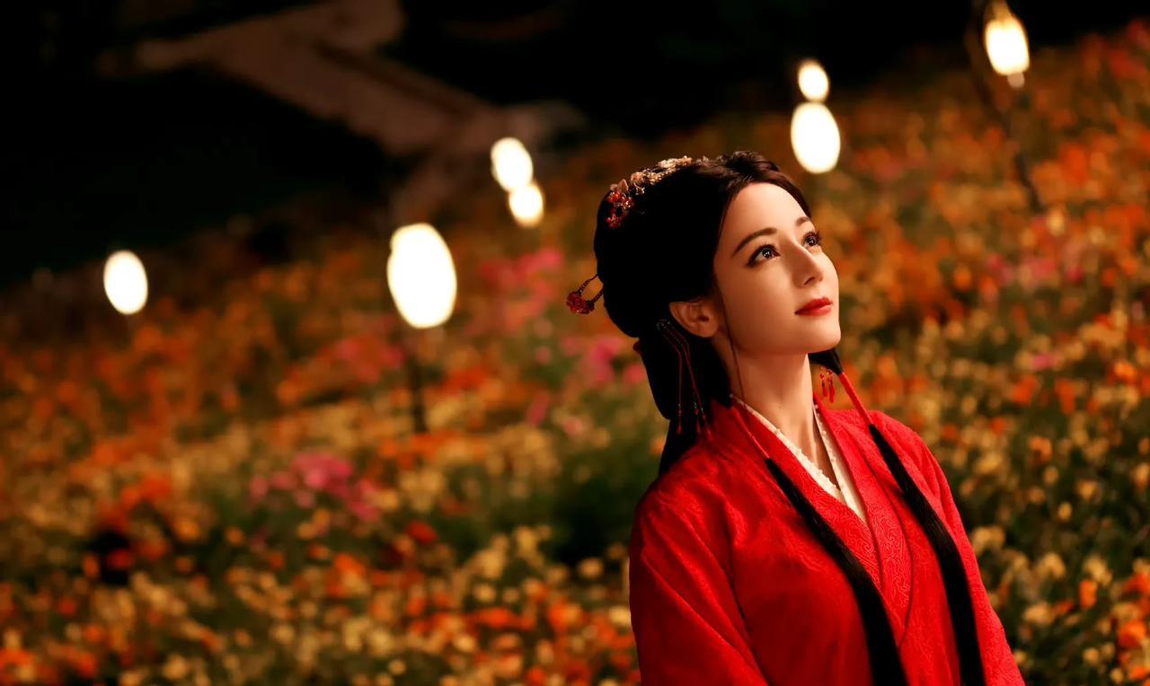 迪丽热巴花海红衣 
在花海中的红衣迪丽热巴真的像花仙子一样！太喜欢红色造型的热巴