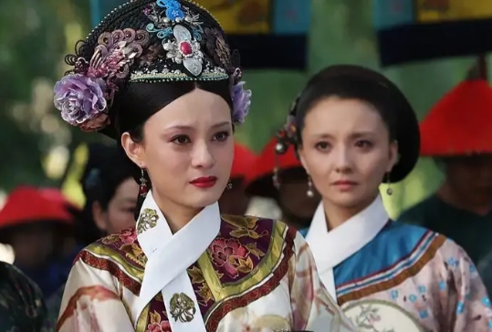 2010年，《甄嬛传》开拍时，演员们穿着定妆服饰，陈建斌看了一眼蒋欣的妆扮后说：
