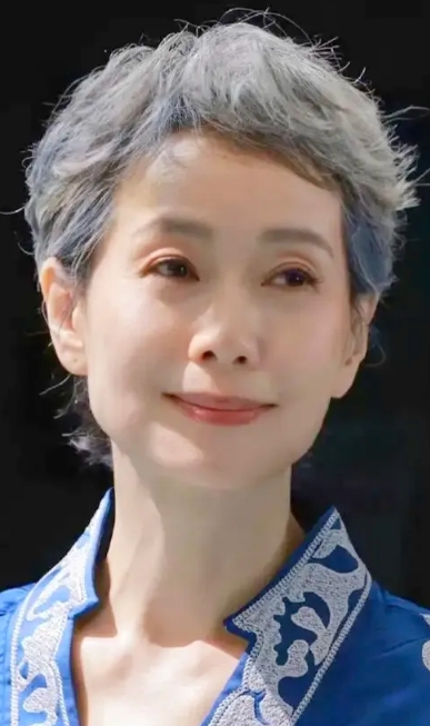 叶童说，结婚36年无子，
陈国熹出/轨数次，梅开8度，
我都编造谎言骗自己，我和