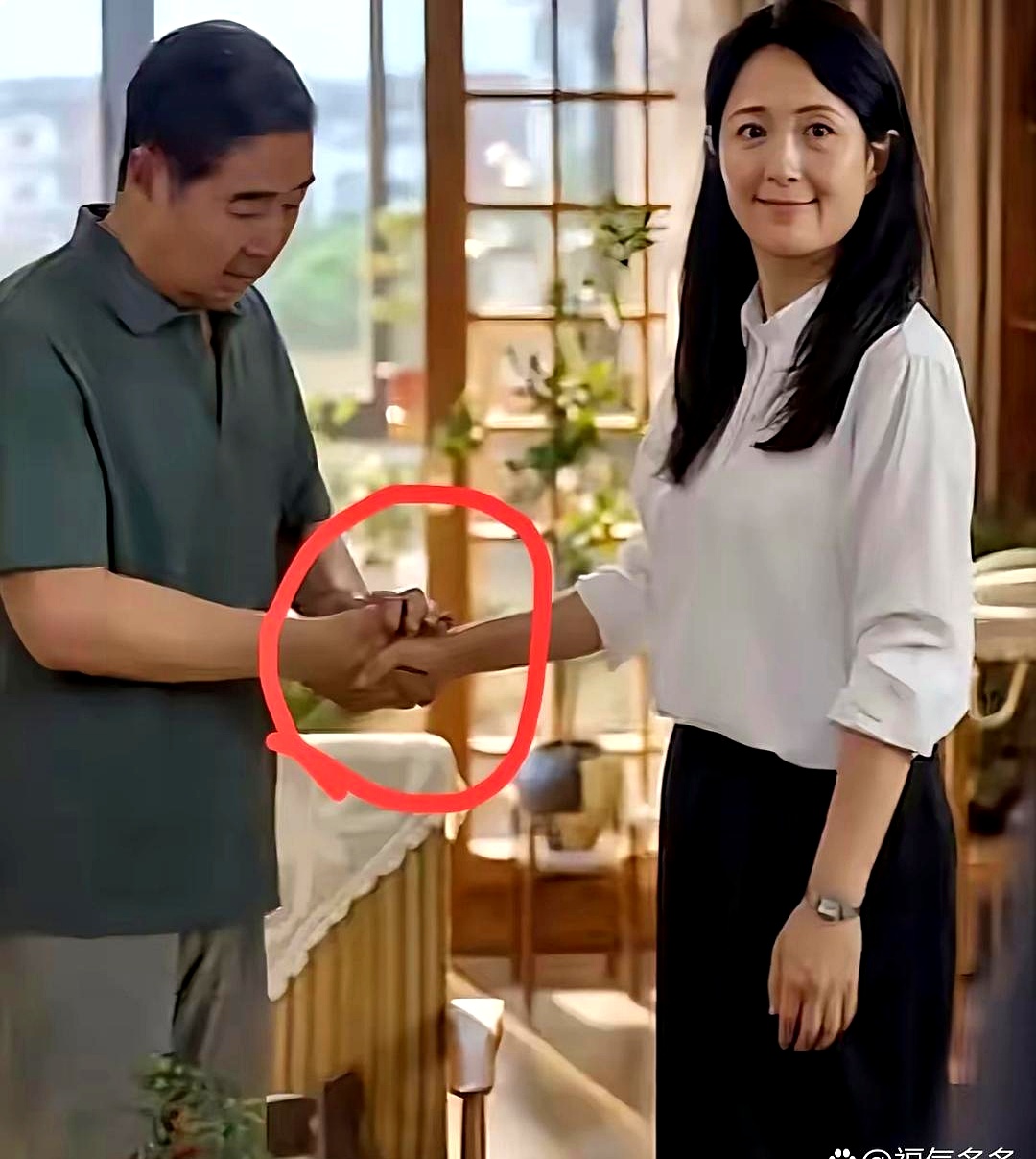 沈教授的感情生活，比连续剧还精彩。前女友送喜糖，不是祝福，是炫耀。二居室换老中医