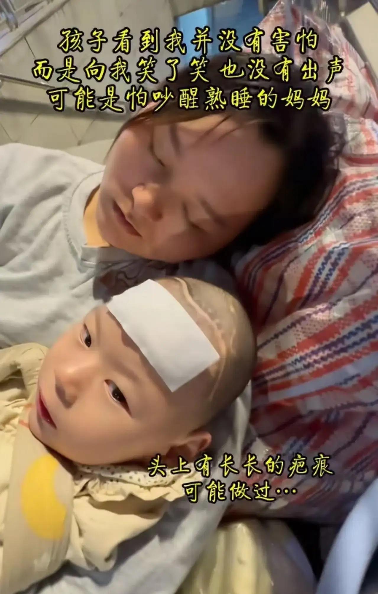 看哭了！男子在车站前看到一个大姐抱着孩子，眼含泪水，仰天叹气。#社会热点# 男子