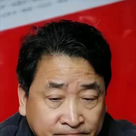 姜珊，1979年4月出生于北京，是著名相声演员姜昆与妻子李静民的独生女。她自幼便