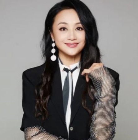 2009年，曹颖嫁给了没有名气的王斑，婚后不久就生下一个儿子，可儿子才刚满月，曹