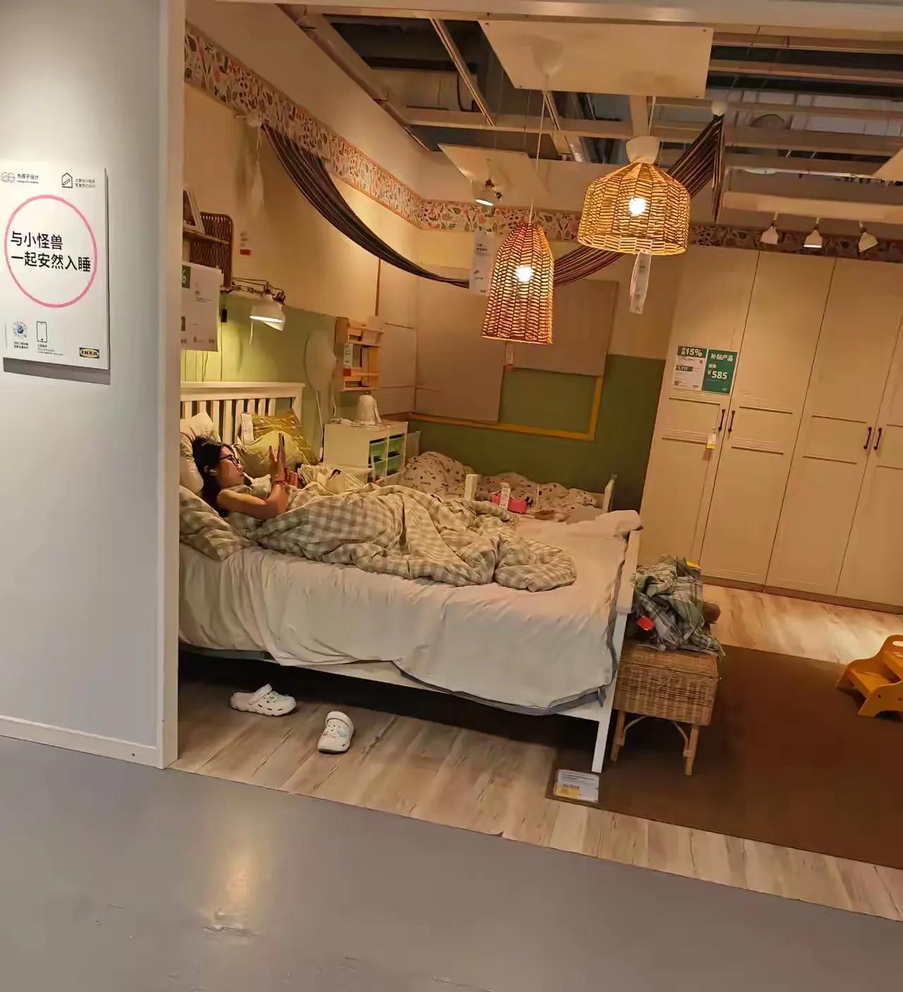 这是发生在宜家的一幕，谁能分析一下，这个姑娘的性格？
本来以为是宜家商场的模特，