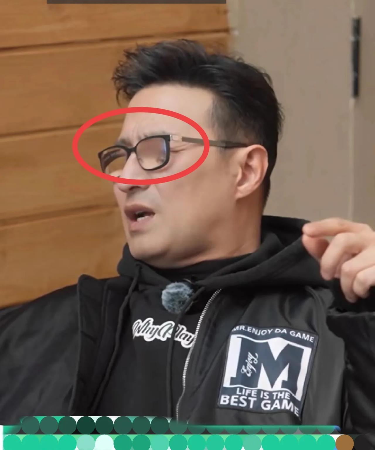 汪峰已经开始戴老花镜了！汪峰戴的眼镜看不到眼睛，我特地去查了下，原来是远视加散光