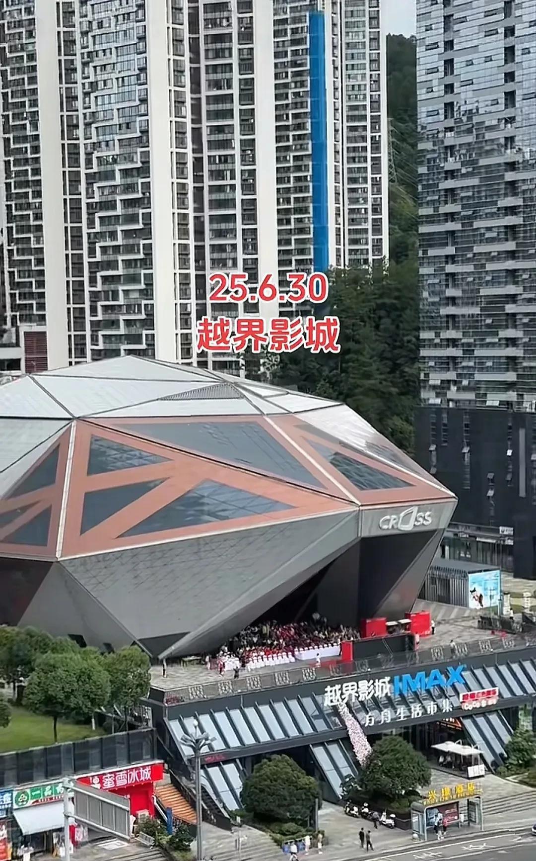 还有人记得今年春节期间因为《哪吒2》而爆火的贵阳越界影城吗？这段时间人少了，一天