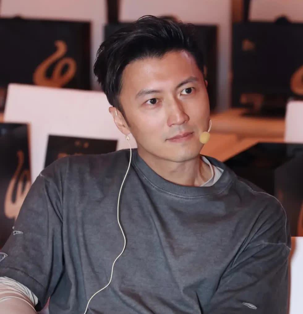 我朋友以前很讨厌谢霆锋
觉得他抛妻张柏芝弃儿的没有责任心
但今天发现不对劲了