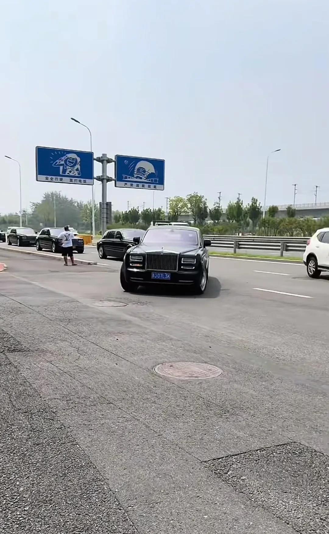 比起简陋的灵堂，在杨少华于人间最后一刻，儿子们给了他风光下葬。
悬挂着天津，以及