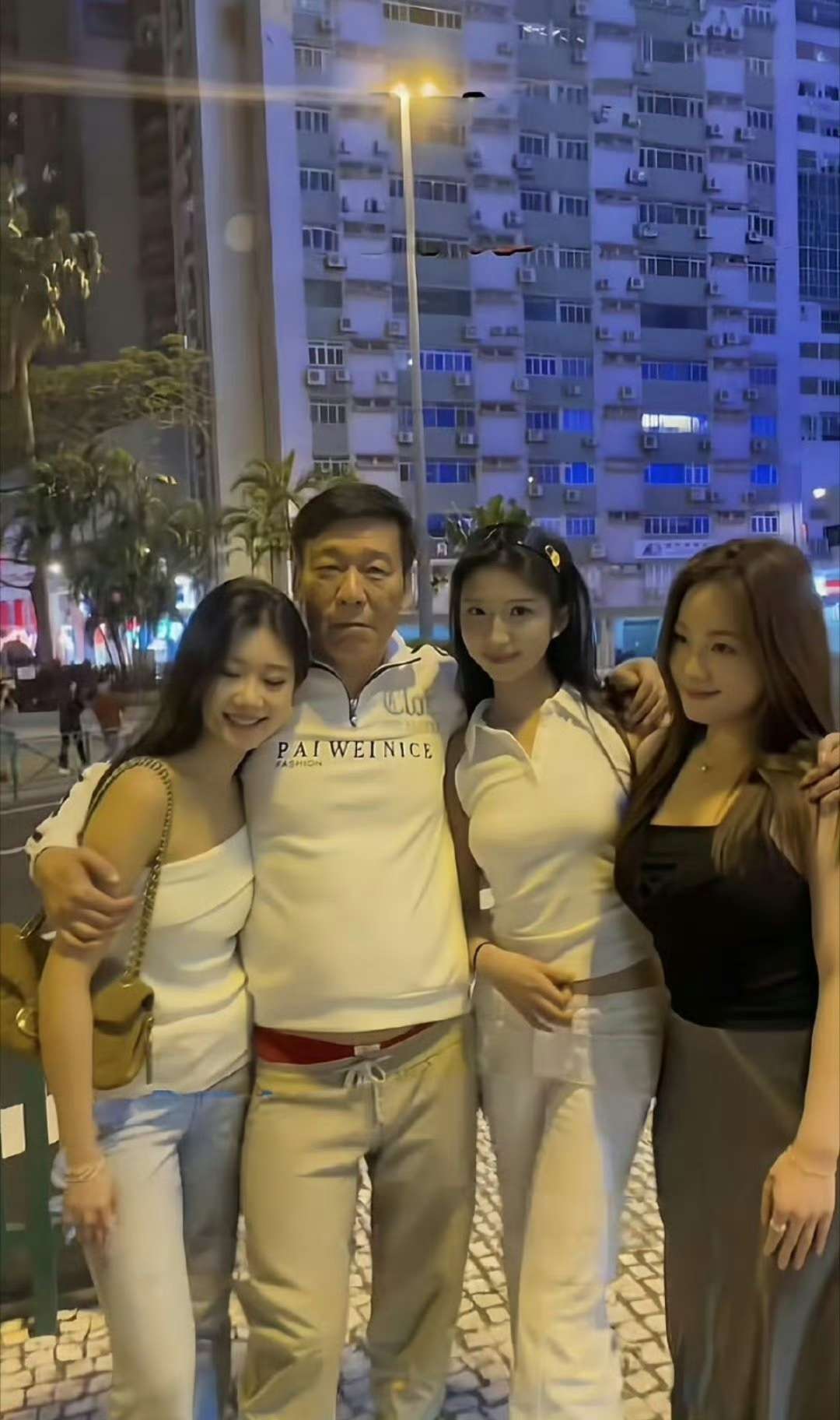 中间那个男人叫啥 ？？？？？