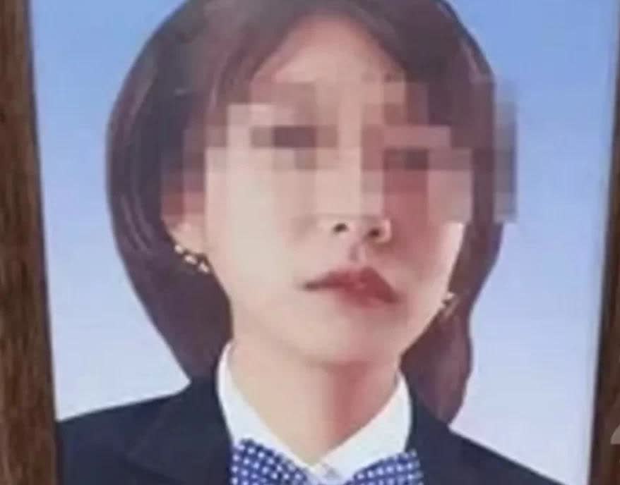永远不要低估女人的狠毒！

27岁女生在家门口被捅身亡案要开庭了！凶案发生在