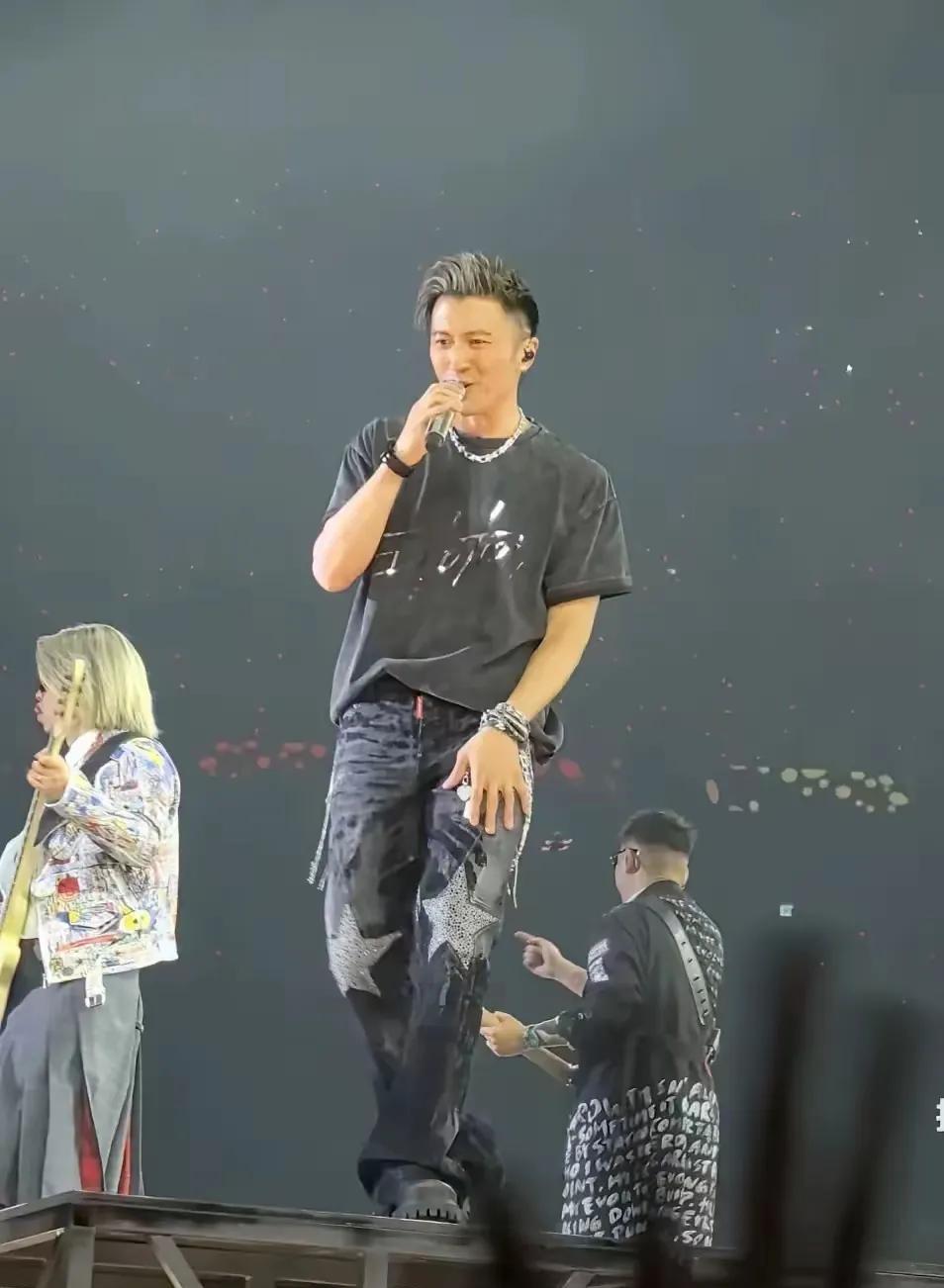 作为一个从小听着谢霆锋歌曲长大的