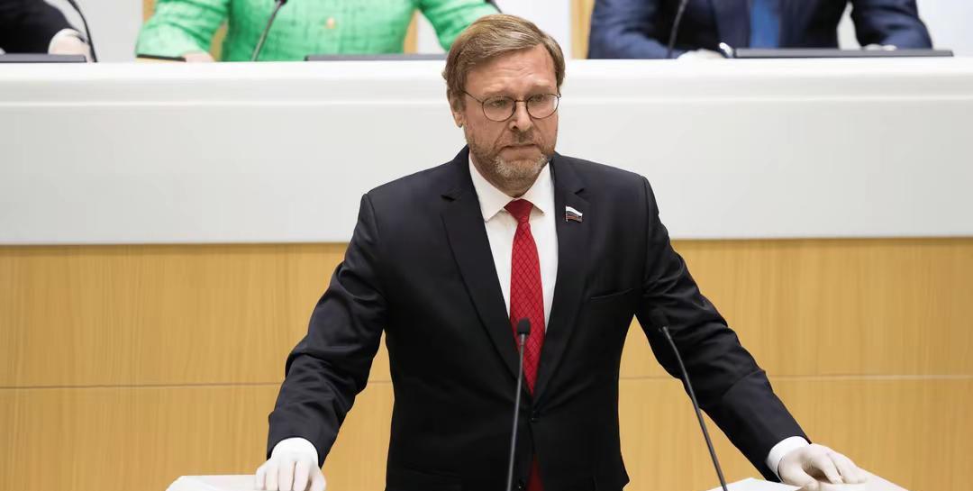 美国这边搞得轰轰烈烈的援乌声明，人家俄罗斯那边压根就不在乎。俄副议长科萨切夫称，