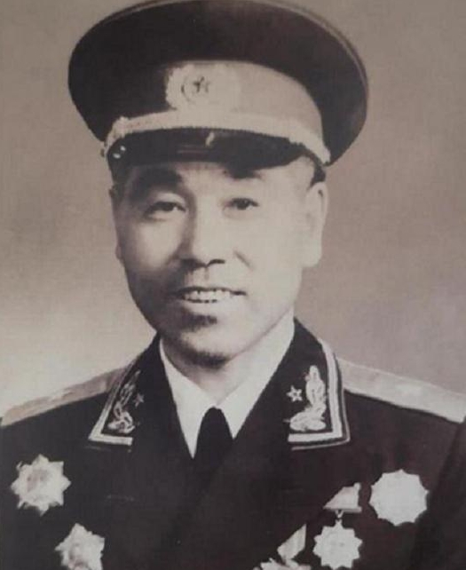 1952年，一名开国少将被人举报贪污3000亿，伟人得知后下令立即逮捕，但就在这