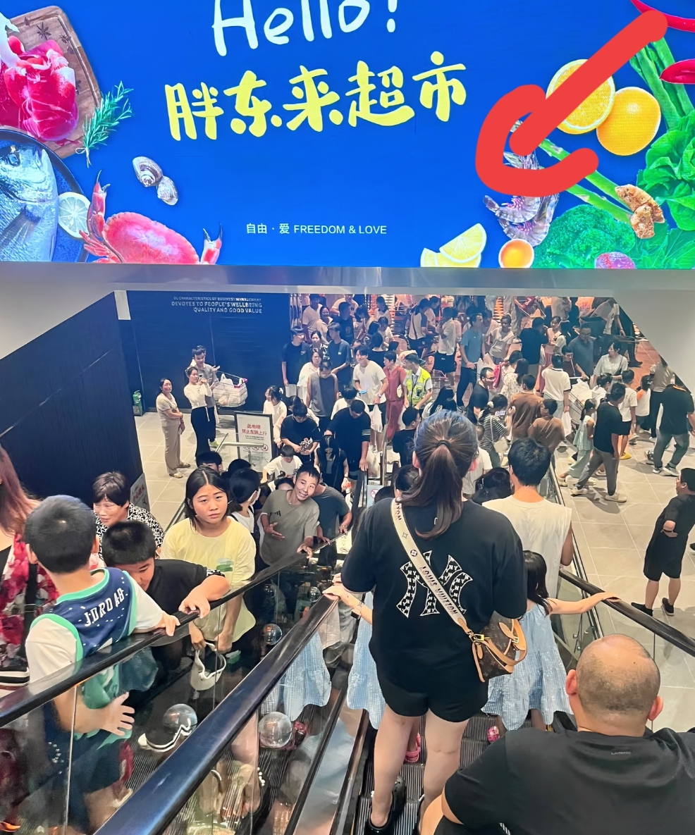 于东来估计气得牙都快咬碎了！
他压根儿就想不到，自家的胖东来火遍全国，结果就在这