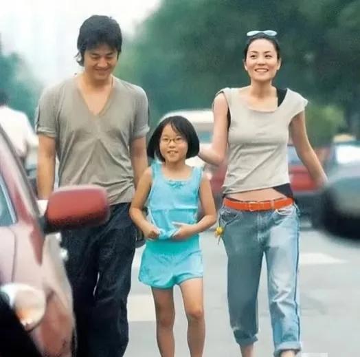 王菲的小腹这么平坦 ，都不像生过娃的女人。年轻时的李亚鹏和天后在一起，笑得好羞涩