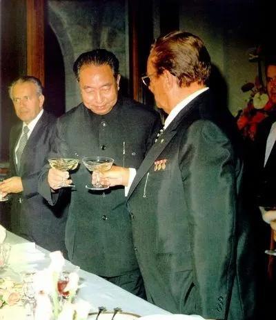 华国锋和外宾碰杯，这张照片之前没有见过，有人知道具体情况吗，哪里的外宾，地点和时