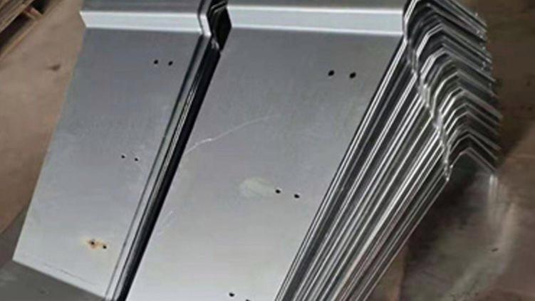 桥梁伸缩缝钢遮板，高速公路桥梁防撞墙护栏伸缩缝挡板的材质有哪些？