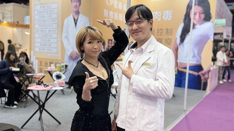 S妈近况不佳，难以站立惹人担心，小S不愿外出坦言自己还需时间