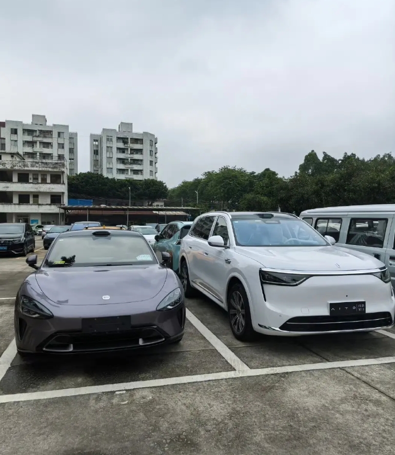 问界M8来上牌了，特意停在一台小米SU7旁边，压力它！