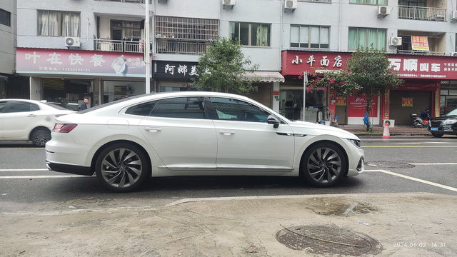 换了一套绞牙，整车看上去协调了很多
原厂这个SUC高度都能塞下我一个拳头，开了几