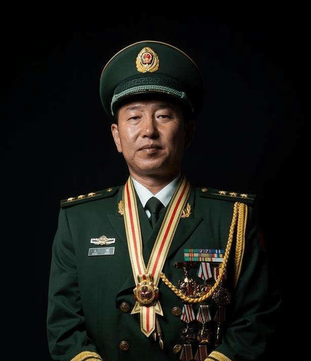 “见到穷凶极恶的匪徒就开枪！”南疆剿匪英雄眼见队友倒在血泊中，私自下达违规命令，
