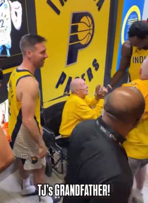 （NBA小人物）老顽童 麦康奈尔祖父坐着轮椅一把拽住西亚卡姆：“投他！投他！”