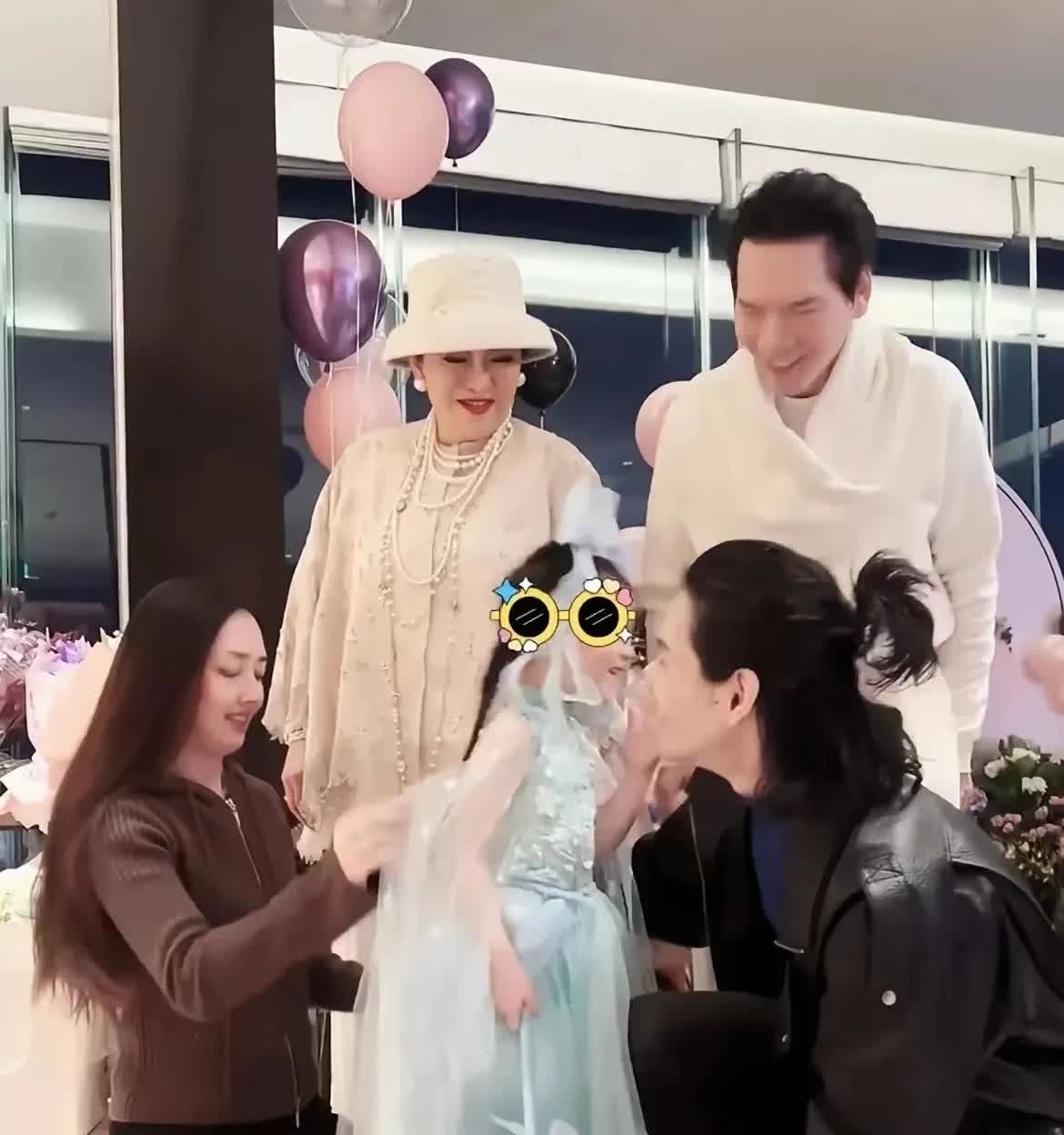向太说她是大力支持
郭碧婷带着孙子孙女
住在台北的

因为亲家郭爸爸生病