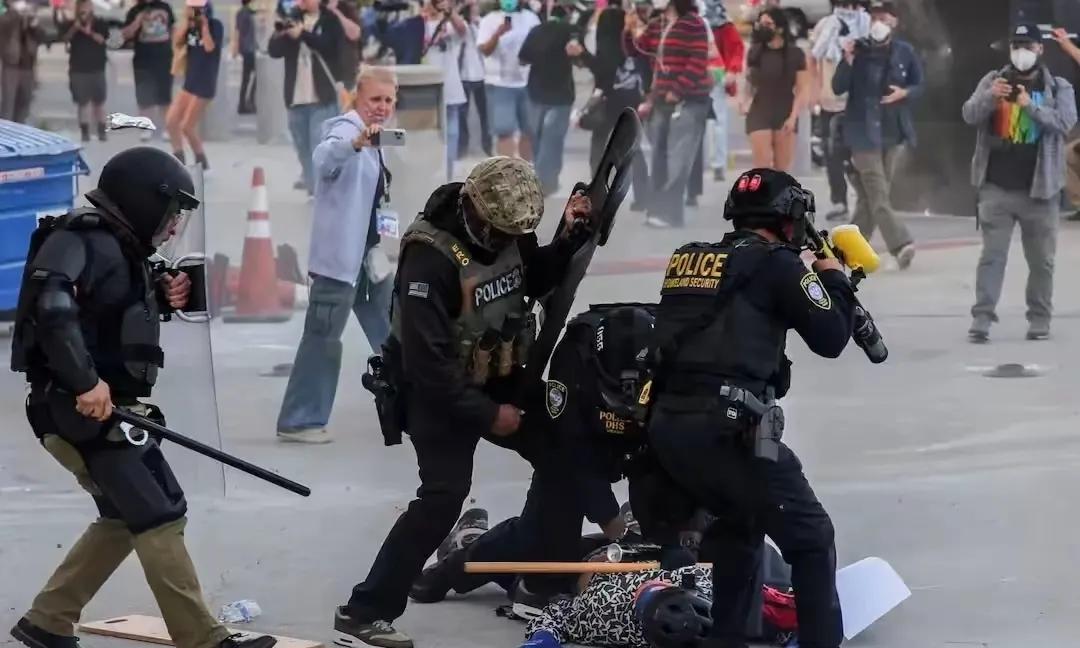 美国非法移民风波愈演愈烈，再一次提醒非法移民的问题，各国都应该引起警惕，非法移民