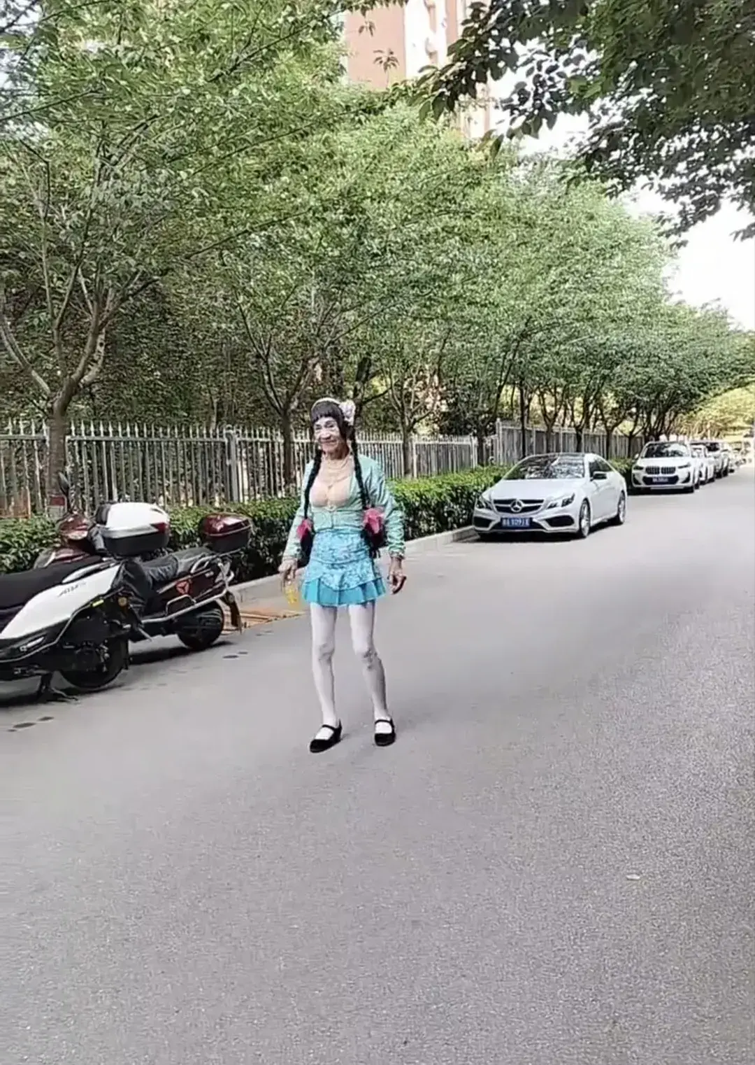 这是男是女啊？为什么现在那么多男人穿女装？？？


