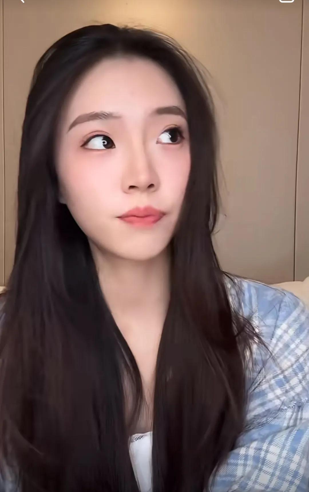 原来黄炎安排父母见傅潇倩，不是让女方来自己的家里，而是假期一起出去旅游，在景点见