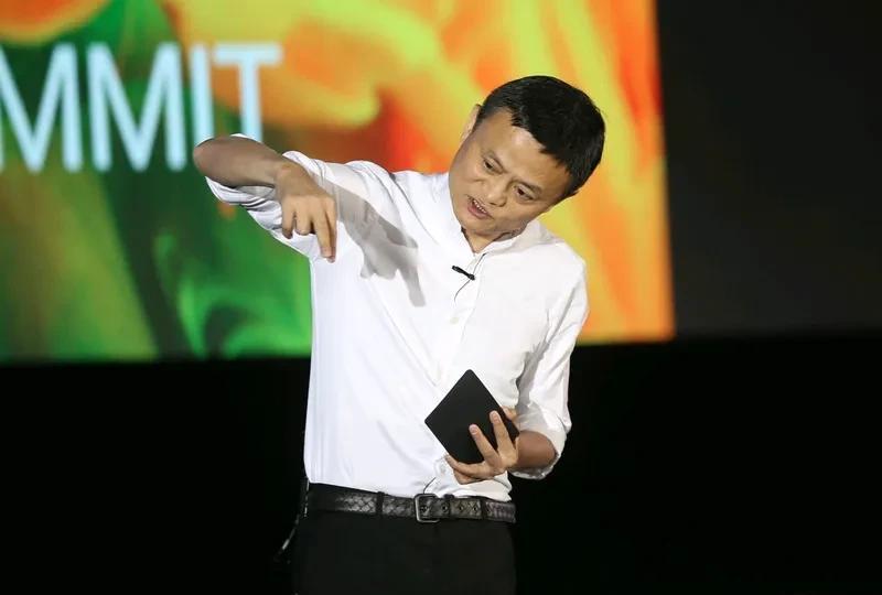 网友在西湖边偶遇马云单车夜骑 网友在西湖畔偶然撞见马云骑着单车夜游。马云夜骑西湖